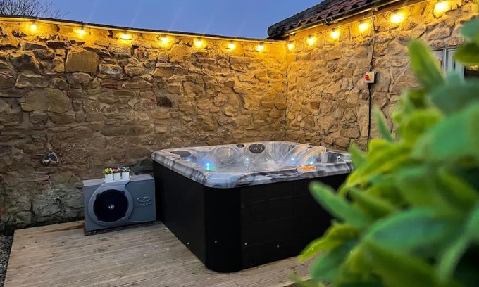 Stockton-on-Tees House | The Old Moat Barn - With Private Hot Tub