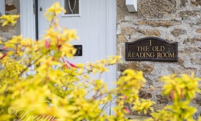Littlebredy Cottage | THE OLD READING ROOM, pet friendly, with open fire in Langton Herring