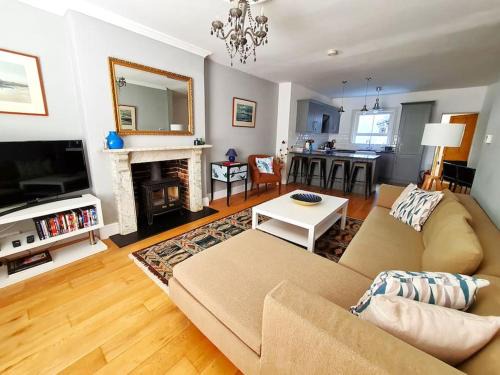 Salisbury House | The Old School House - Parking & Close to City
