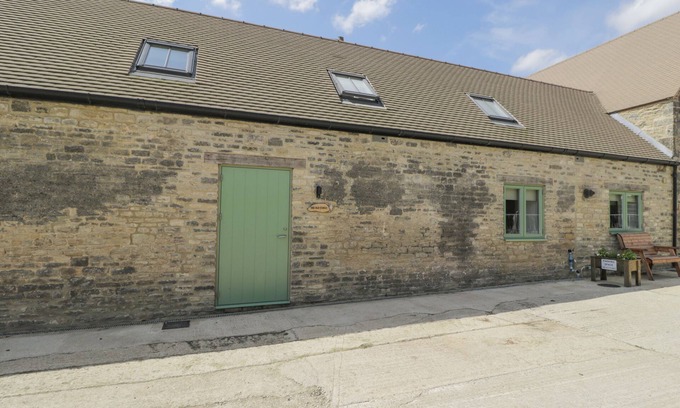 South Leigh Cottage | THE OLD STABLE, pet friendly, character holiday cottage in Eynsham