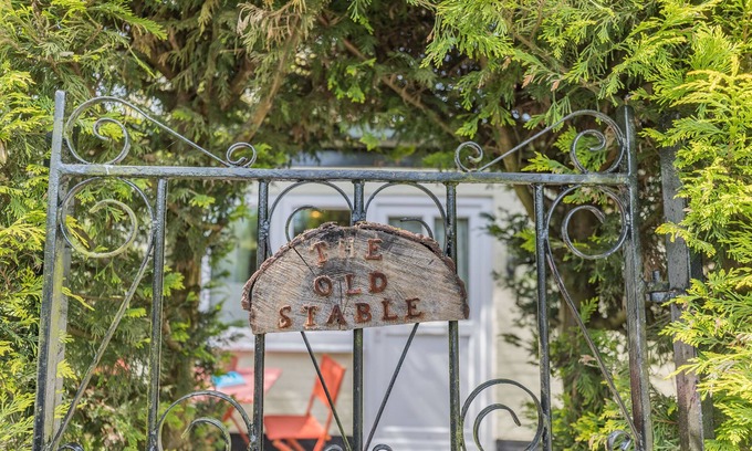 Rock Cottage | THE OLD STABLE, romantic, with a garden in Far Forest, Worcestershire