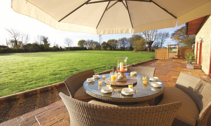 Gastard House | The Old Stables is a pretty farm cottage in Wiltshire, sleeps eight people, child friendly.