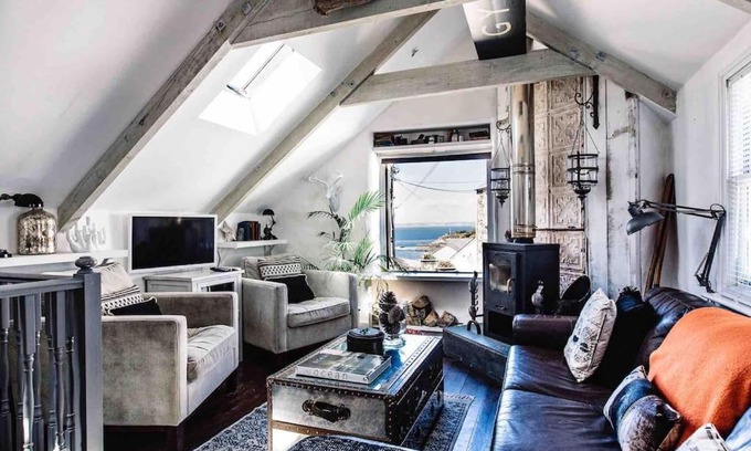 Porthleven House | The Old Stores, Luxury beach side selfcatered holiday cottage above the beach