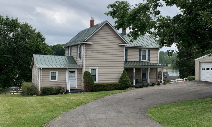 Goodview Other | The Olde Farmhouse Spacious Lakefront House with Amazing View