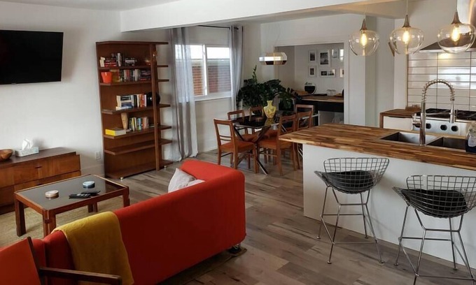 London House | "The Orange Suite" 2BR Vintage Vibe, Chefs Kitchen