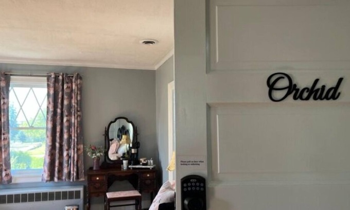 Woodsfield Apartment | The Orchid Room w/King Bed