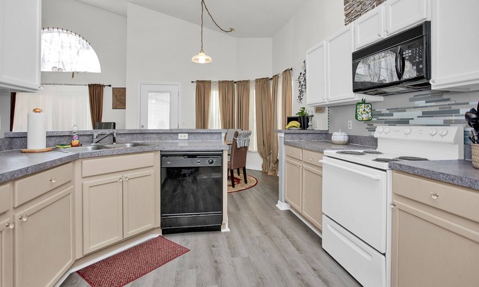 Lake Davenport Estates House | The Orlando Bungalow: WITH POOL! Spacious Home Only 15 Minutes to Disney World!