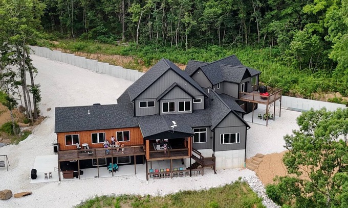 Jasper House | The Oslo + The Little Oslo Apt - 6 Kings + View + Hot Tub - Sleeps 27