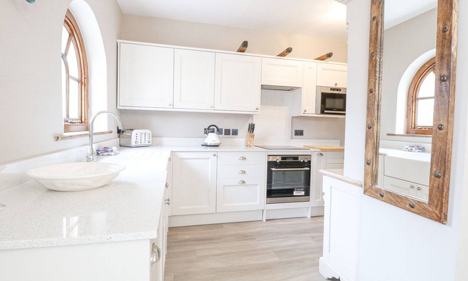 Tunstead Cottage | THE OSTLERY, pet friendly, with pool in Stalham