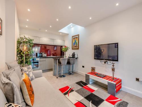 Christchurch House | The Otter - Uk40927