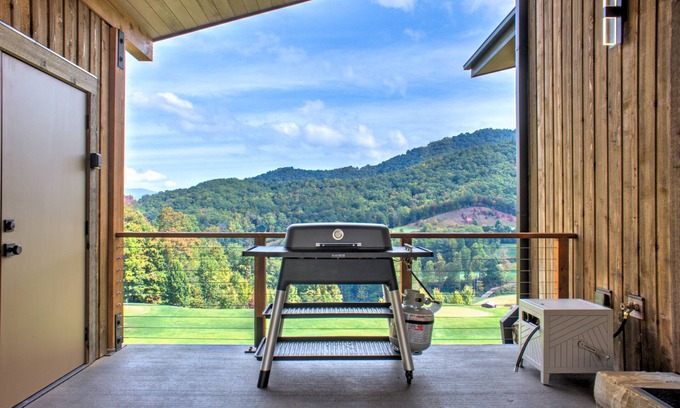 Sylva House | The Overlook at Balsam Mountain Preserve: Modern Mountain Home on Arnold Palmer Golf Course