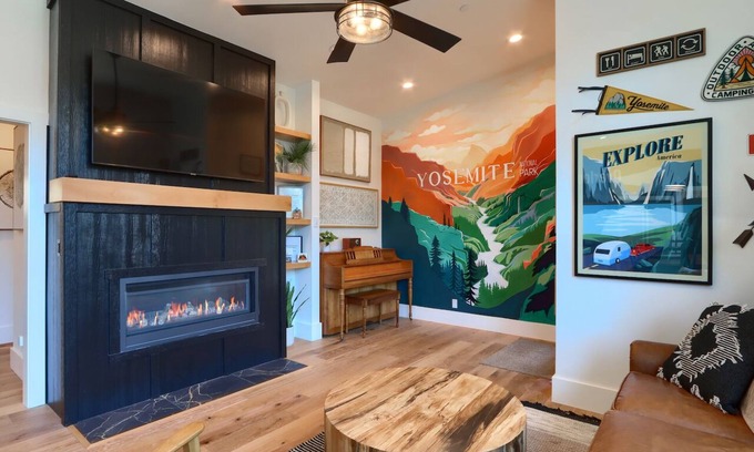 Mariposa House | The Overlook, modern home in town with AC, WiFi, Bocci Ball