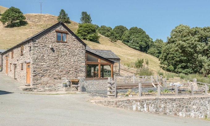 Llanfyllin Cottage | THE OWL HOUSE, pet friendly, with a garden in Llanfihangel