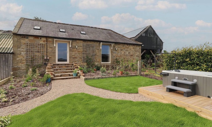 Morpeth Cottage | THE OWL'S REST, romantic, with hot tub in Rothbury