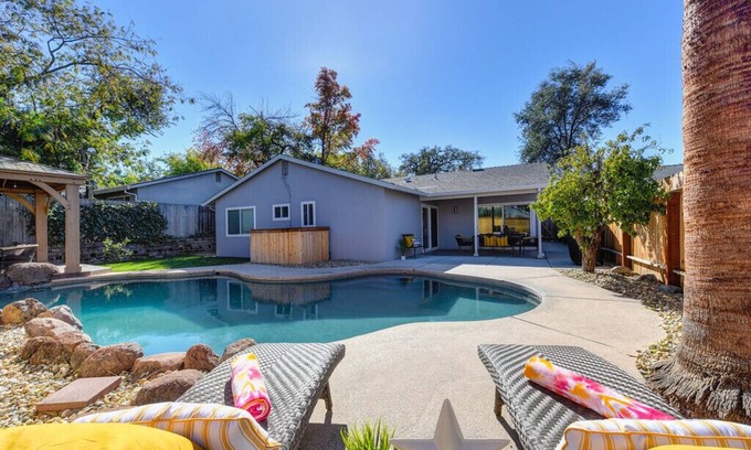 Sacramento House | The PALM House Pool 10 min to RosevilleGaleria Airport Grill Sacramento Downtown