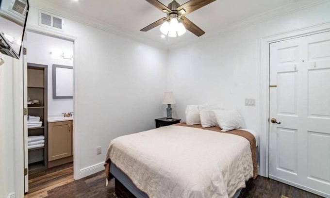 Downtown Boca Grande Historic District House | The Palmetto Inn - Pinfish - Queen Studio