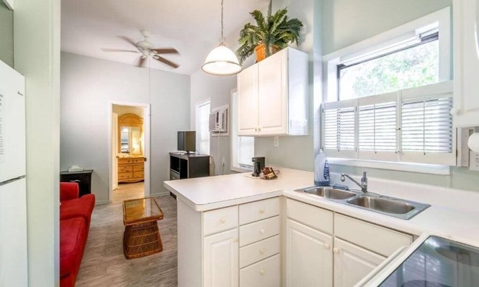 Downtown Boca Grande Historic District House | The Palmetto Inn - Redfish - 1 Bedroom Queen Suite