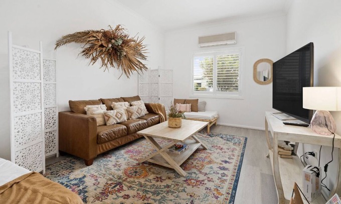 Stockton House | “The Palms” Top rated accomodation close to beach