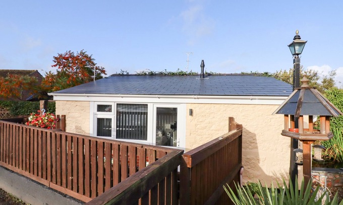 Kingskerswell Cottage | THE PARK INN PIGGERY, pet friendly, with a garden in Kingskerswell