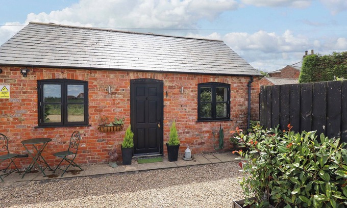 Boston Cottage | THE PAW BARN, pet friendly, character holiday cottage in Boston