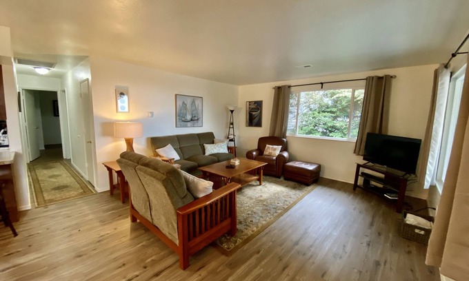 Brookings House | The Peaceful Pelican is close to town and just a 5 min walk to the beach!