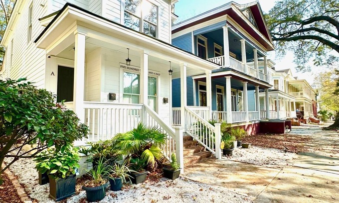 Dixon Park House | The Peach House: pets, family, yard, parking, walkable to Forsythe and downtown