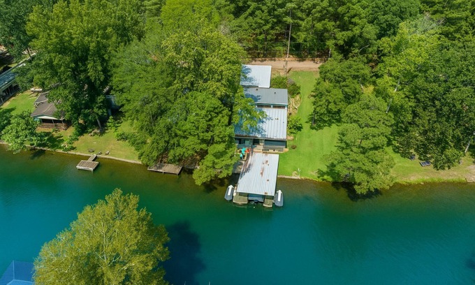 Mid America House | The Pedal Pad: Rustic Charm Meets Modern Comfort – Lakefront Escape with Sun Porch, Dock & Fire Pit!