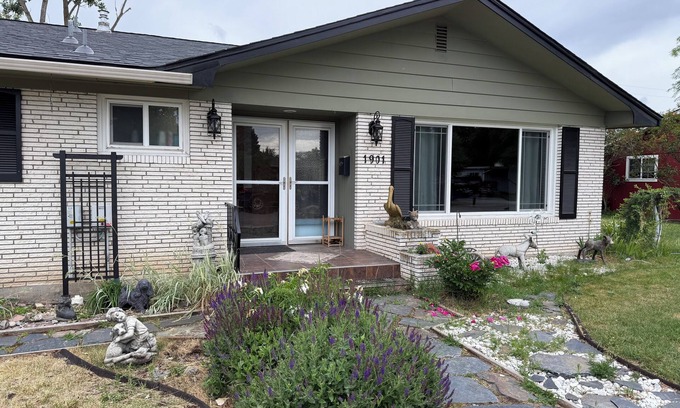 Southgate Triangle House | The Pelikan Retreat, Unique & Spacious Home, Large Yard