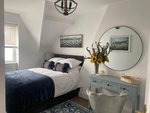 Porthcawl Apartment | The Penthouse at Percy House Pet Friendly 2 Bedroom Apartment in Porthcawl Sleeps 4 people Located in the town centre