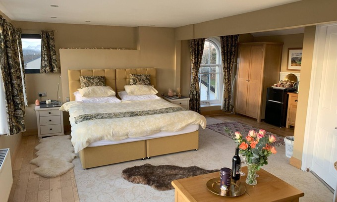 Bowness-on-Windermere Villa | The Penthouse Bowness, Luxury Loft, Jacuzzi bath & Complimentary Lake View Spa