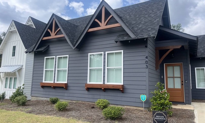 Auburn House | The Perch on Piper | 3 Bed, 2 Bath