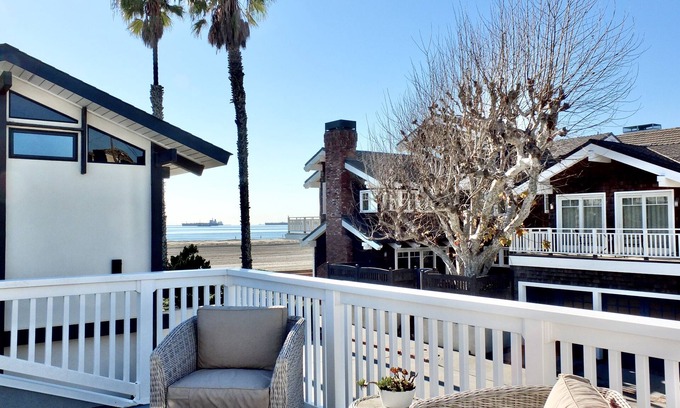 Peninsula House | The Perfect Beach House! Private and Desirable 5 BDR, Walk to Dining & Shopping