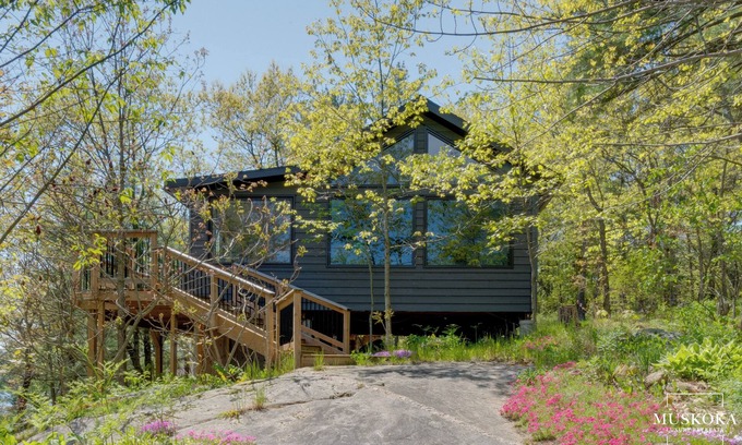 Georgian Bay House | The perfect blend of comfort and natural beauty on Go Home Lake.