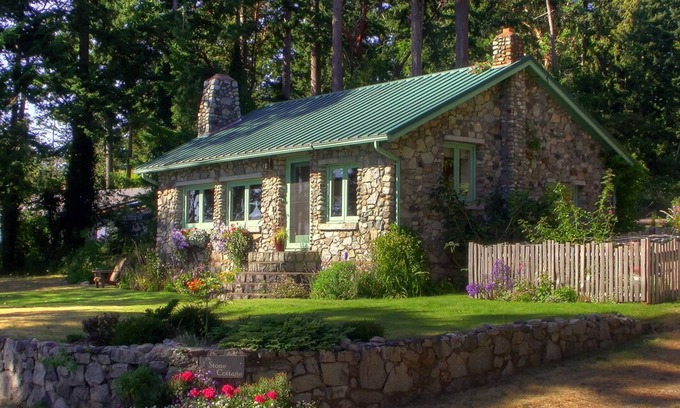 Bow Cottage | The Perfect Fall Getaway! Cozy water view cottage, near fun hikes & great dining