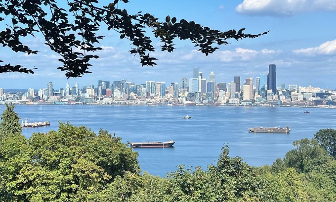 North Admiral Apartment | The perfect getaway with jaw-dropping views of the Puget Sound & Seattle Skyline