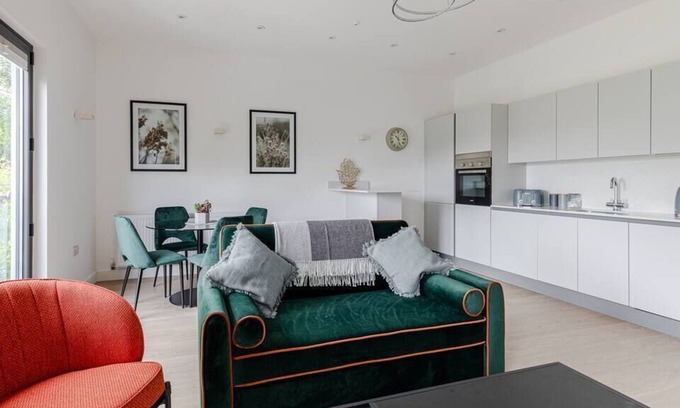 Windlesham Apartment | The Perfect Home for Business Travellers!