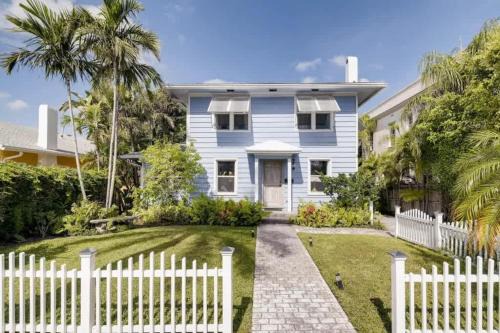 Flamingo Parks House | The Periwinkle House - Bask Poolside at this Sunlit West Palm Retreat