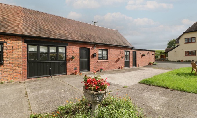Usk House | THE PHEASANT TWO, family friendly, with a garden in Raglan