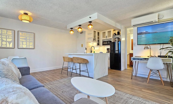Honolulu Apartment | The Pineapple Place, A gorgeous 9th floor Waikiki Apartment + Pool & Spa