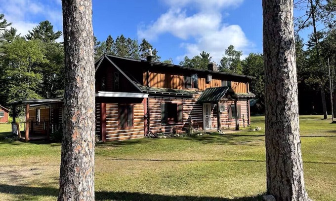 Clam Lake House | The PineHurst Lodge - Lower Clam Lake - Snowmobile Trail Access- Pontoon Rental