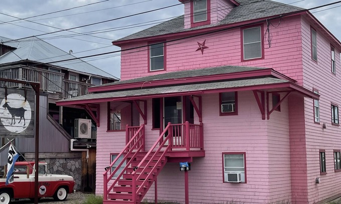 Hampton Apartment | The Pink House on L Street -aka/KEY EAST!