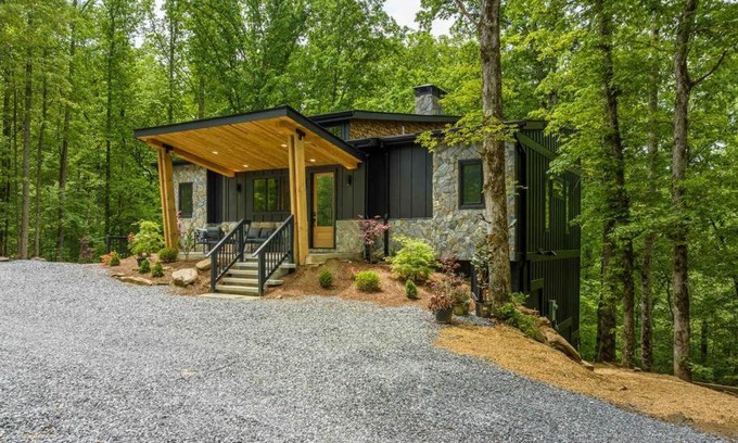 Ellijay House | The Playground- NEW modern luxury home on creek!