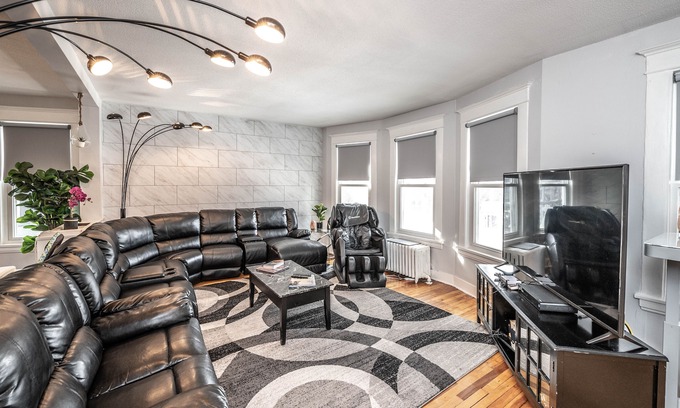 Whittier House | The Pleasant Mansion 6BR (Uptown/Downtown) by Lux Life