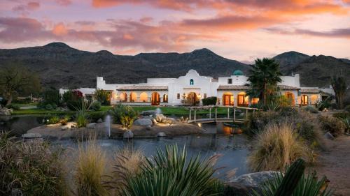 Palm Springs Villa | The Pond Estate by AvantStay Maximalist Designer Compound w 2 Casitas Indoor Outdoor Pools Tennis Court Gorgeous Mountain Views 12k sqft