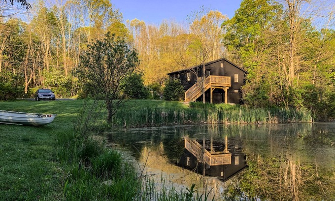 Hardyston Township House | The Pond Getaway