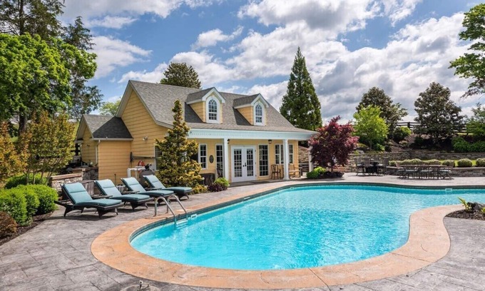 Swoope House | The Pool House: Hot Tub + Pool + 15 mins downtown