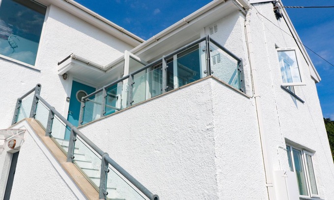Coverack Apartment | THE POOP DECK, pet friendly, country holiday cottage in Coverack