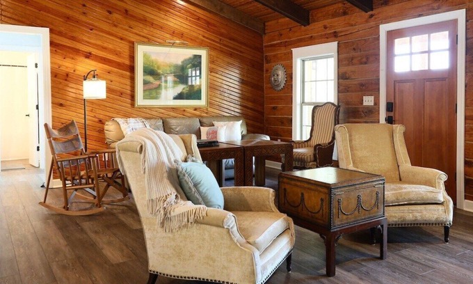 Oxford Cabin | The Pop-Inn, Multi-family only 5 miles to the Square & campus!