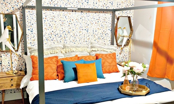 Belleville Apartment | The Posh Lounge ( King Bed & Fire Place)