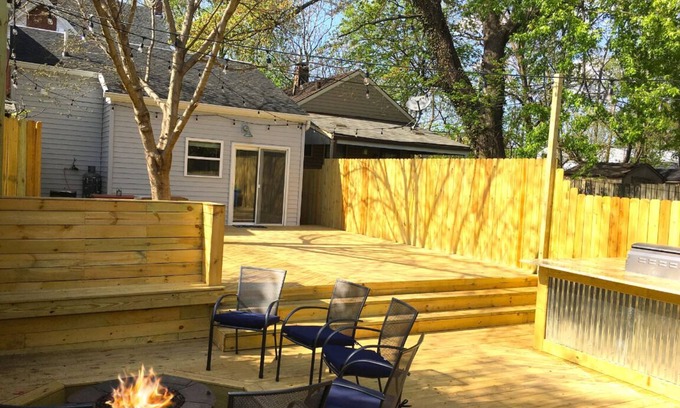 Highlands House | The Prince - Epic Backyard Oasis! Fire Pit BBQ // 5BR 4BA Sleeps 12 ~ Derby 2022